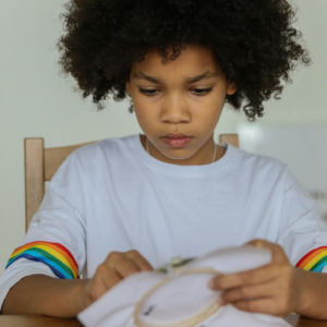 Stage créatif broderie pour les enfants à Vanves avec Mikado